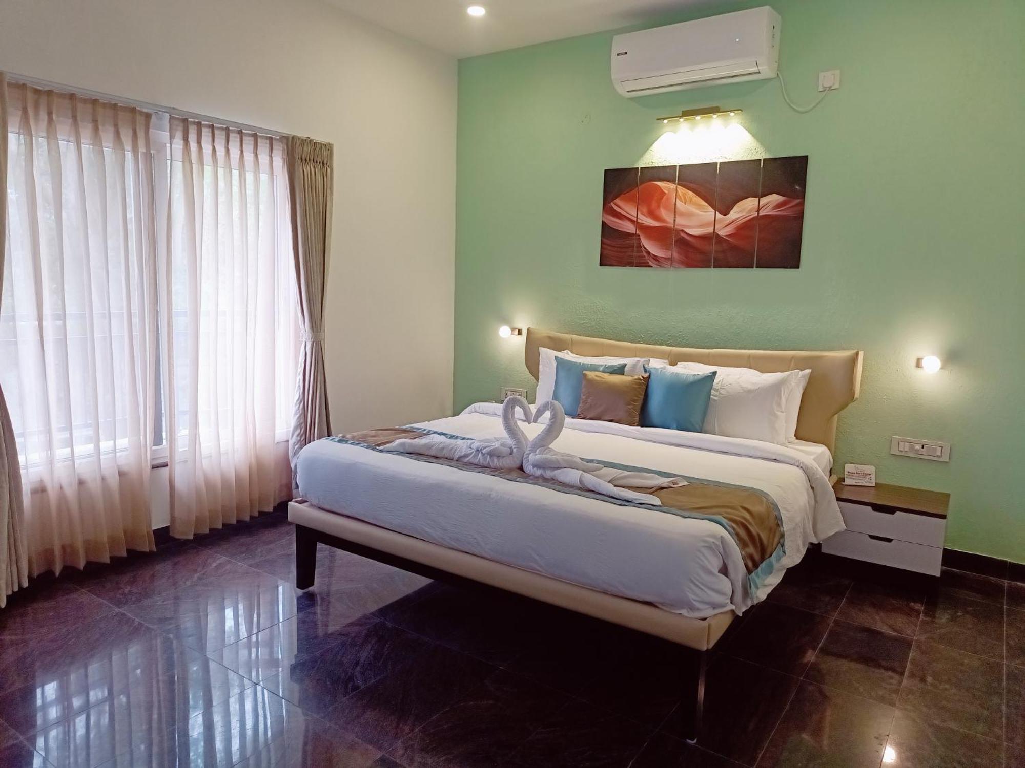 Bay Breeze Suites Ченай Екстериор снимка