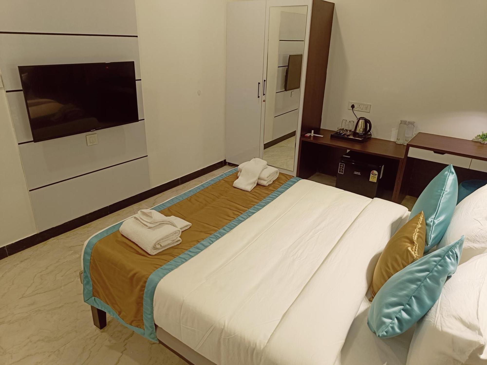 Bay Breeze Suites Ченай Екстериор снимка