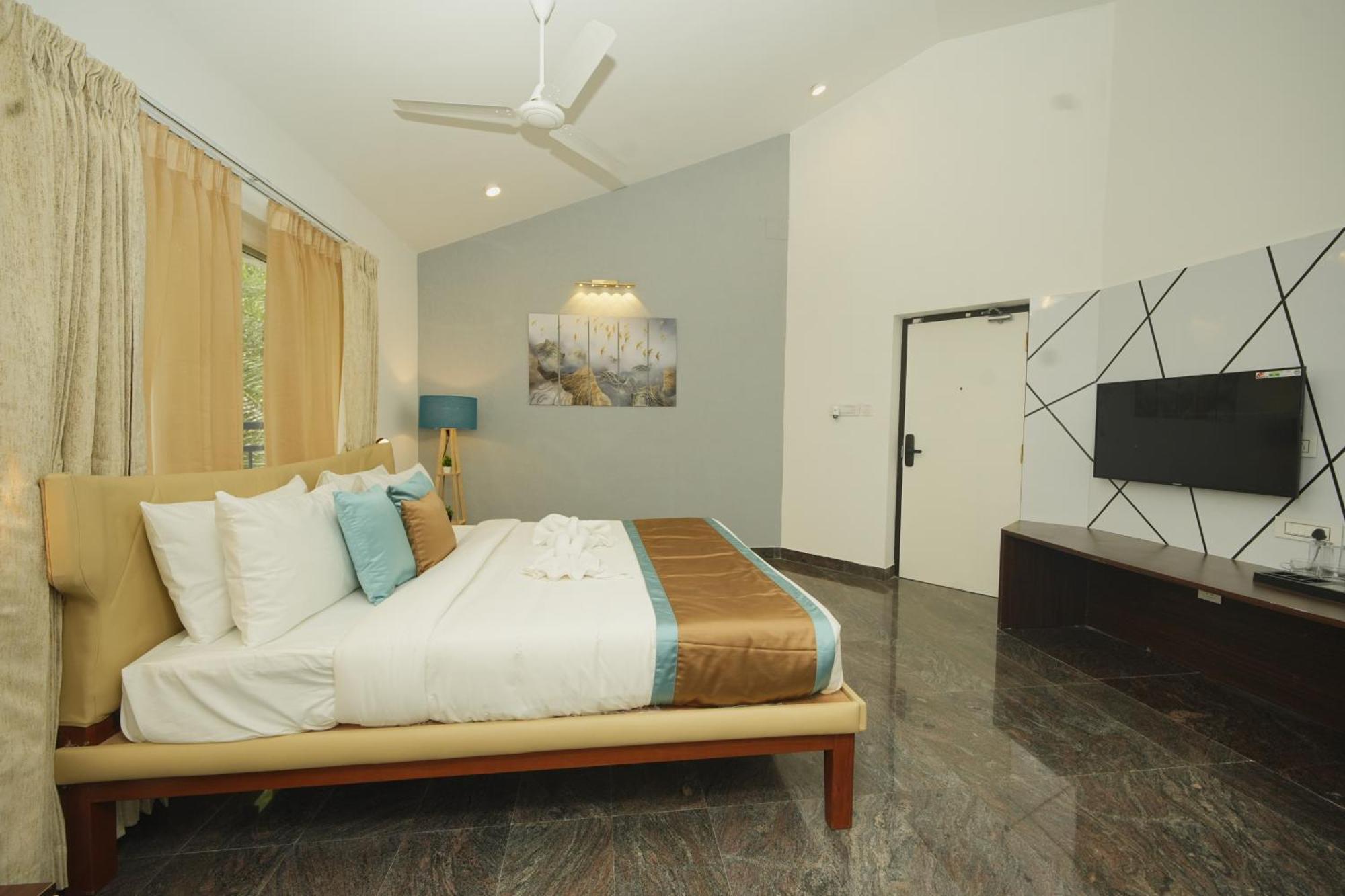 Bay Breeze Suites Ченай Екстериор снимка