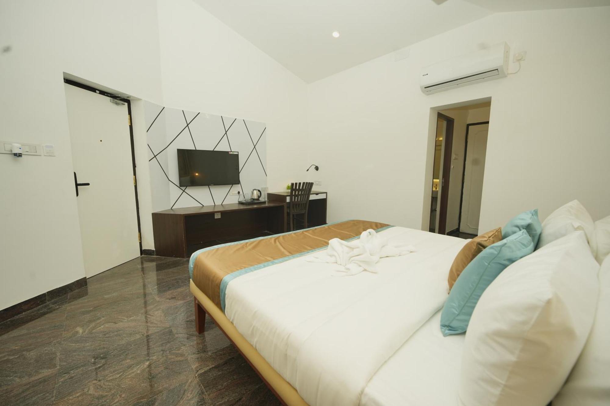 Bay Breeze Suites Ченай Екстериор снимка