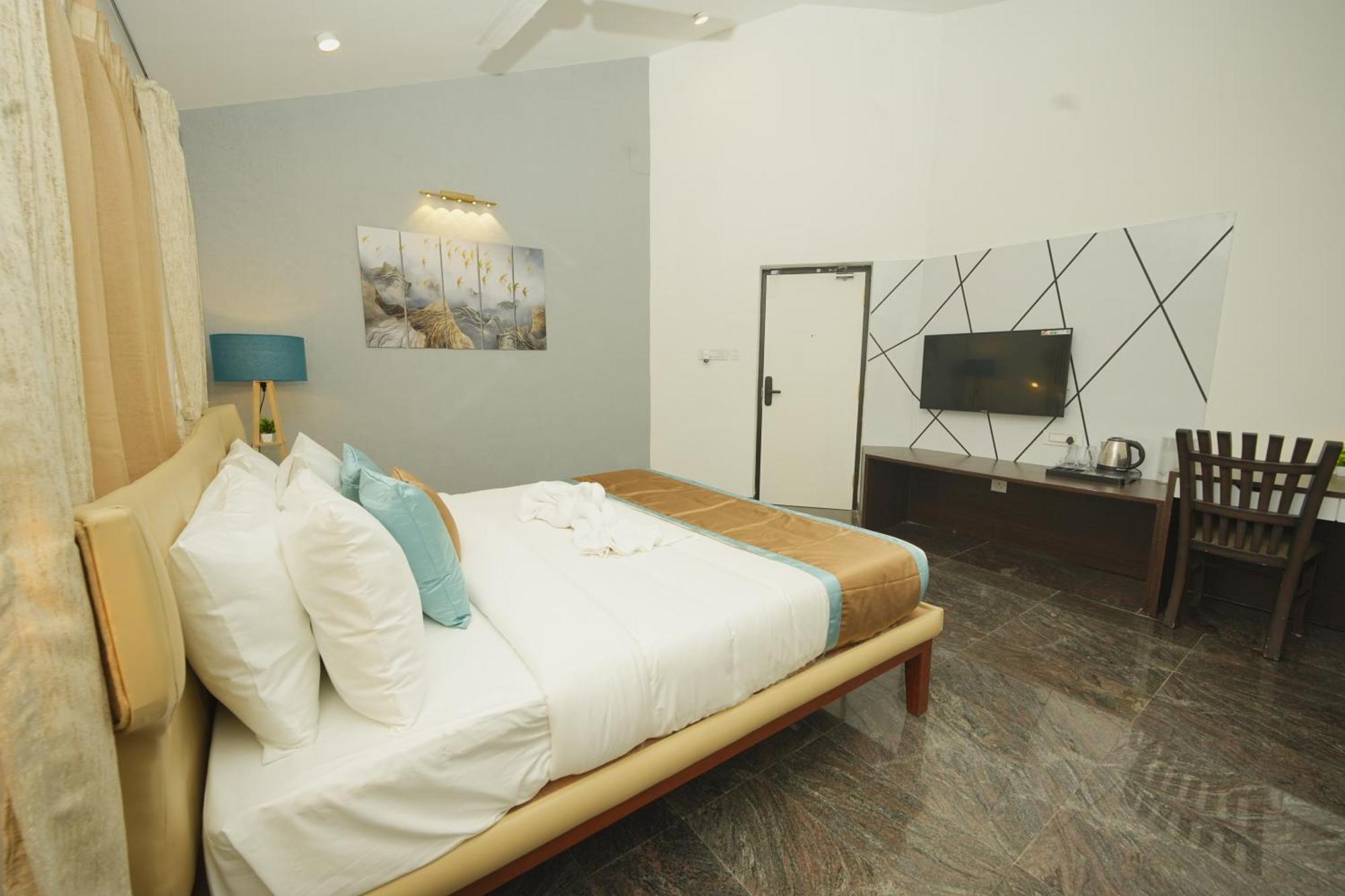 Bay Breeze Suites Ченай Екстериор снимка