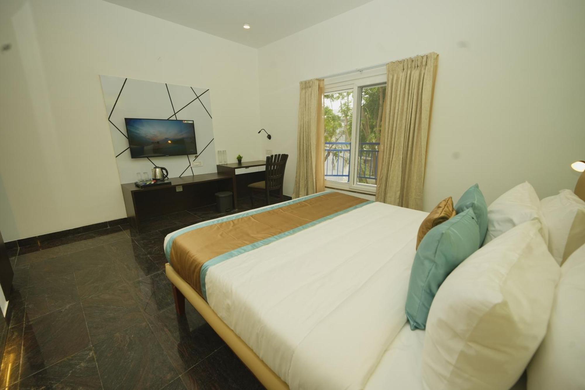Bay Breeze Suites Ченай Екстериор снимка