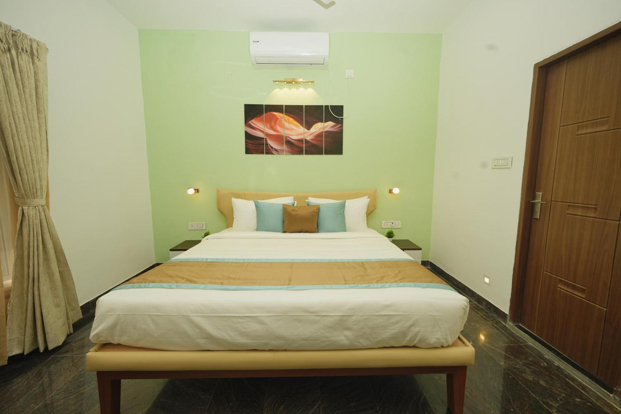 Bay Breeze Suites Ченай Екстериор снимка