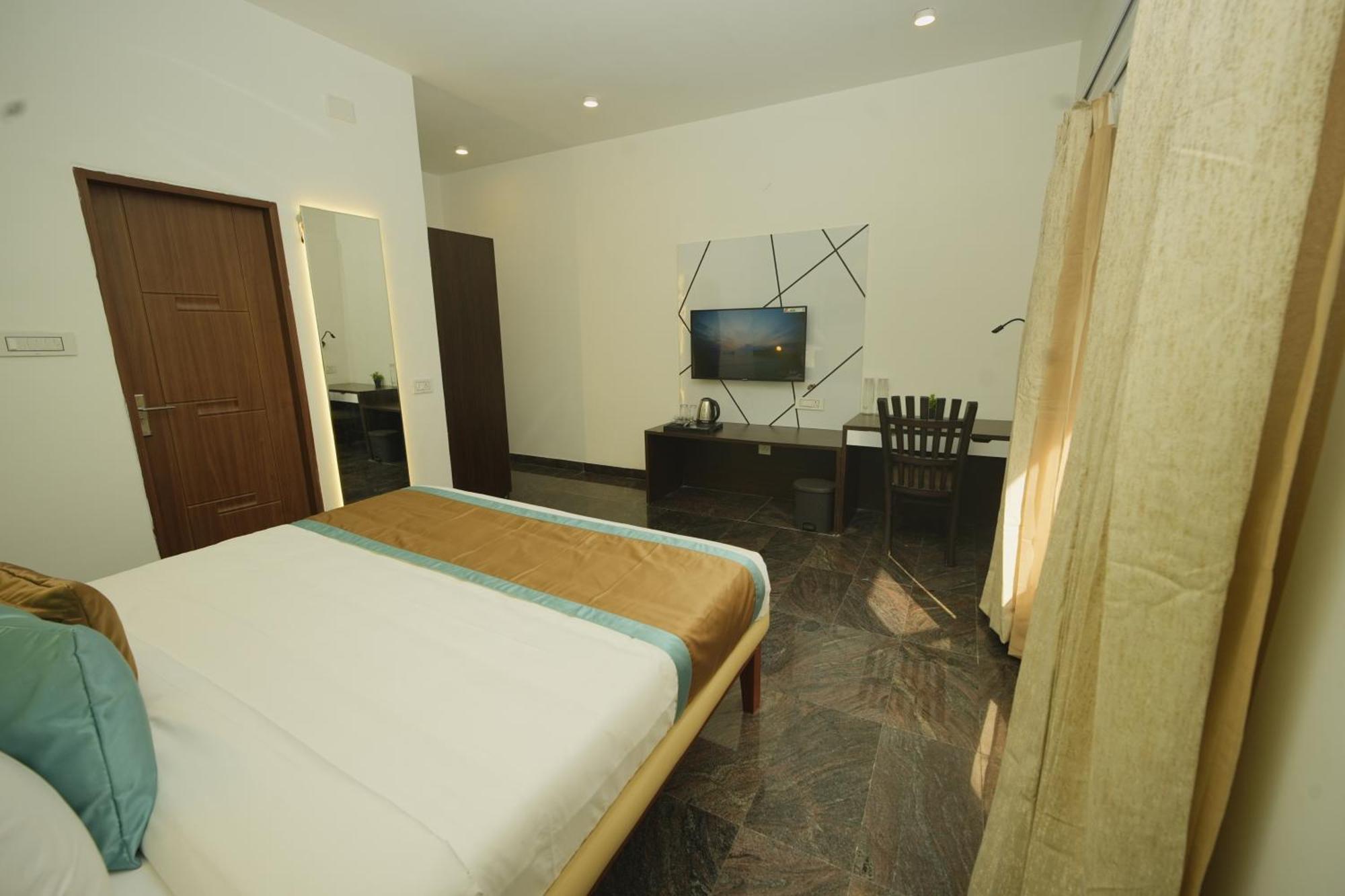 Bay Breeze Suites Ченай Екстериор снимка