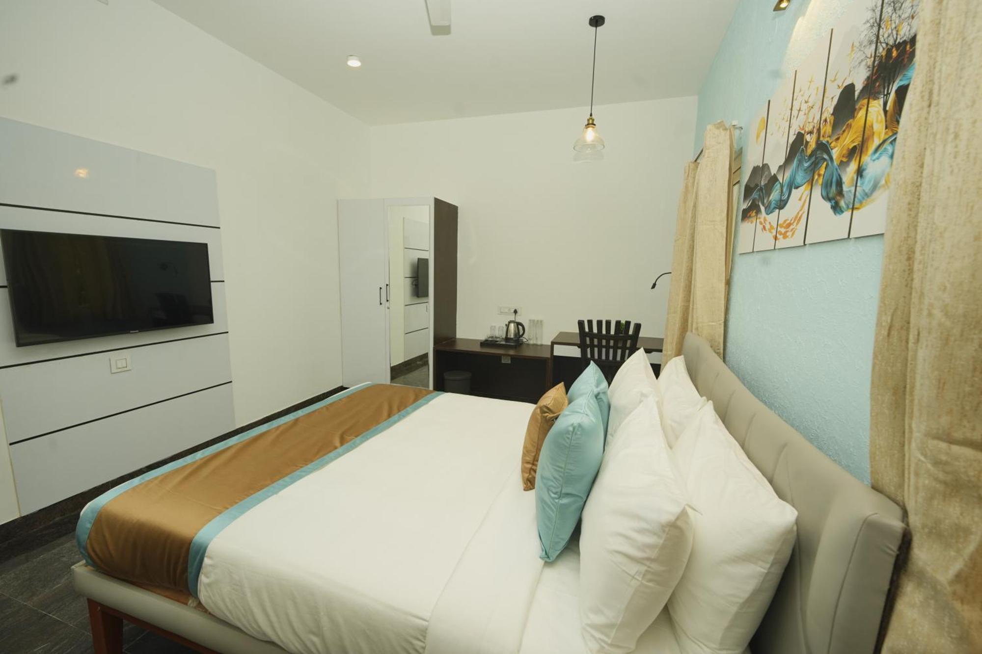 Bay Breeze Suites Ченай Екстериор снимка